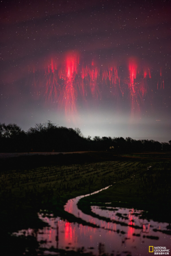 华利配资 红色电流从天而降，这是地球最超凡的闪电