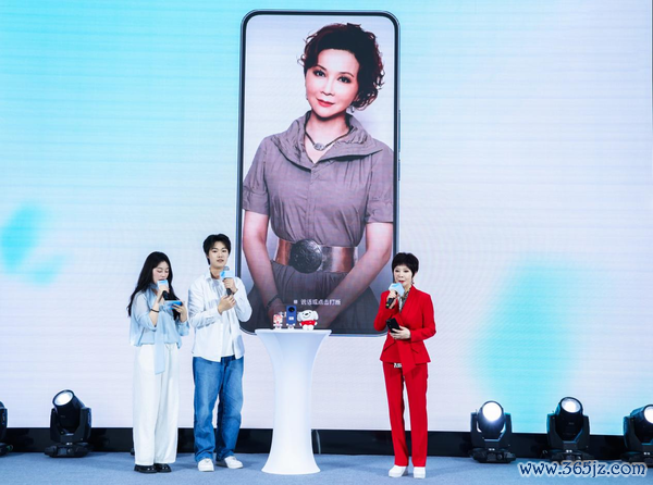 <em>演员蔡明与“东东”APP专属数字人现场互动</em>